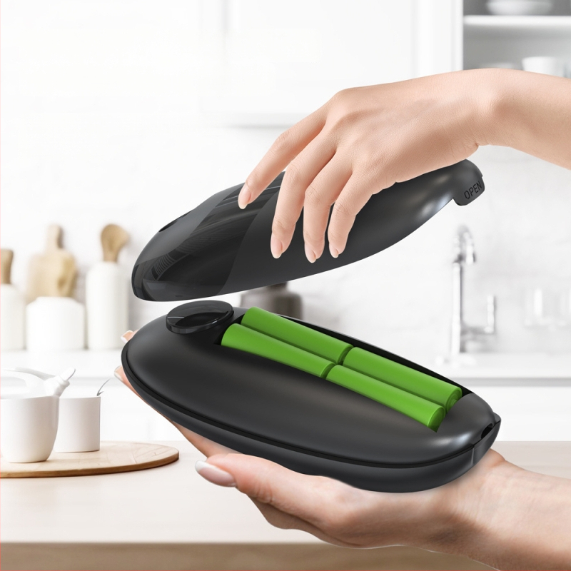 Elektrický automatický otvárač na konzervy – kuchynský gadget zo zmiešaného materiálu; značka Kitchen Season Show; uvedený na trh v roku 2024.