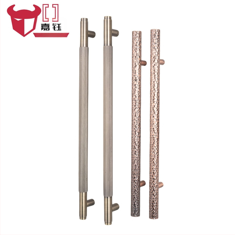 Kľučka na dvere — hliníková zliatina, povrch: liaty, gravírovanie/liatie, moderný minimalistický štýl, určené pre výstavné sály, hotely a kancelárie