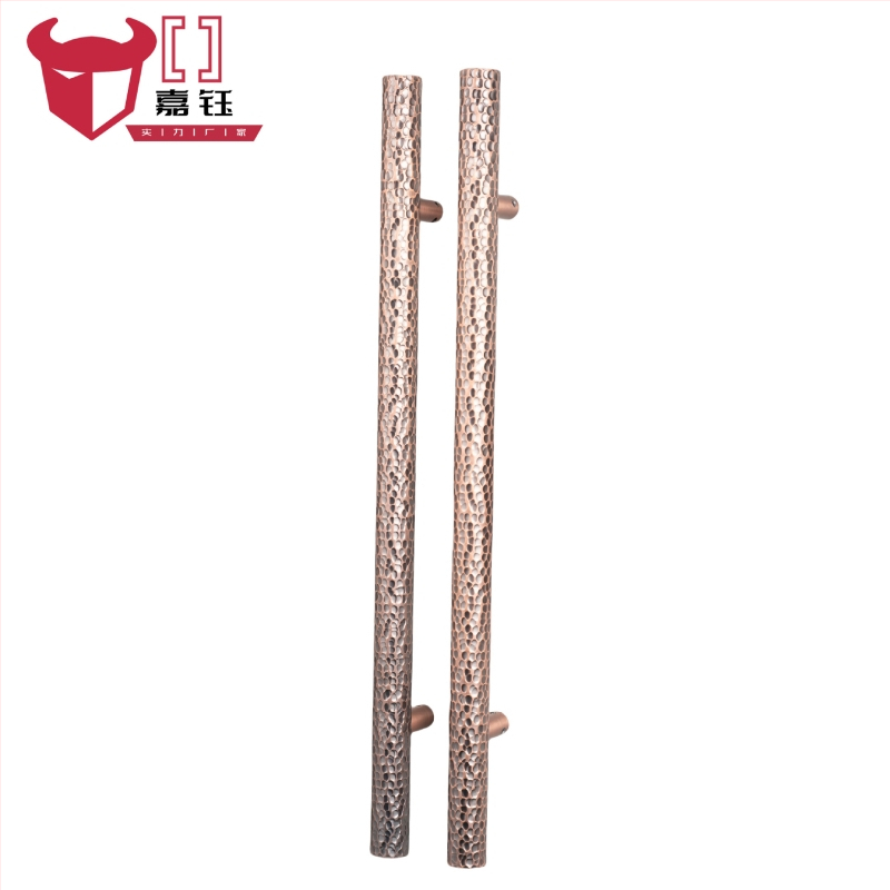 Kľučka na dvere — hliníková zliatina, povrch: liaty, gravírovanie/liatie, moderný minimalistický štýl, určené pre výstavné sály, hotely a kancelárie