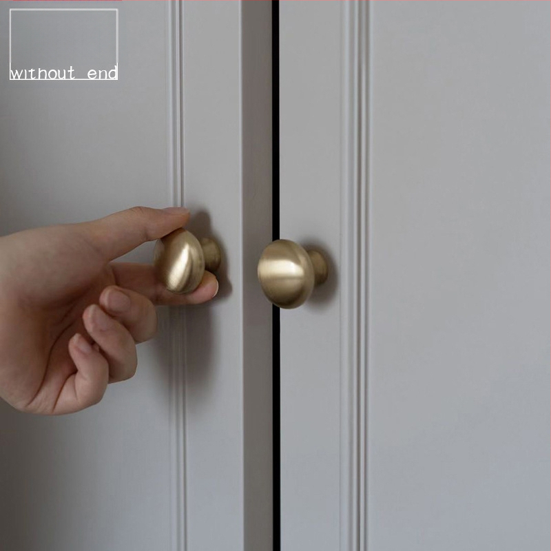 Držiak dvierok skrinky, mosadz, leštený brúsený povrch, francúzsky štýl KMGT, montáž s jednou dierou