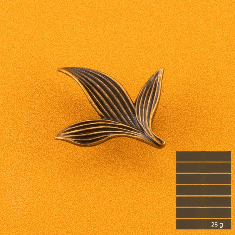 Rukoväť na skriňu v tvare lupene so samostatným otvorom, zliatina zinku, elektroplátovaná Kadillon 6149