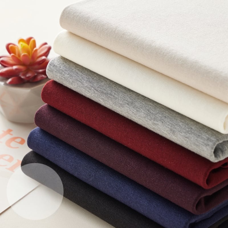 Tričko s Lyocell (Tencel) a akrylom, jednotná farba, dlhé rukávy, úzky strih.