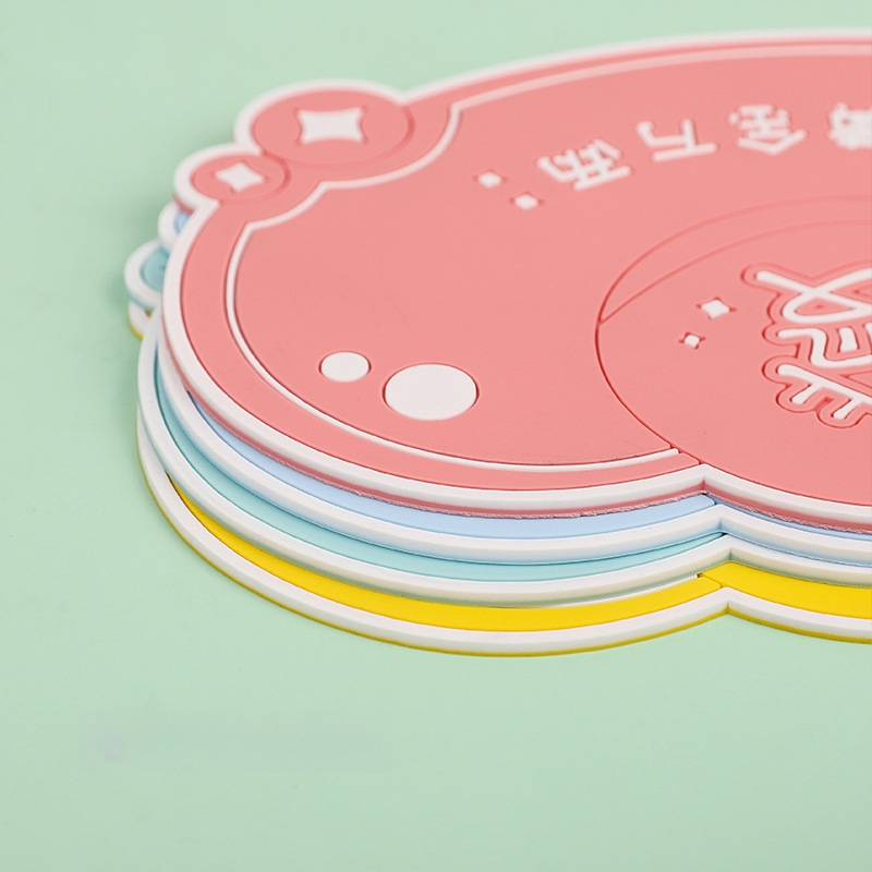 Protisklzová podložka pre stredovú konzolu auta s karikatúrnym dizajnom, tepelne odolný PVC materiál; Značka: Full Crossing; Licencovaný súkromný štítok: Áno; Bez prispôsobenia; Bez loga.