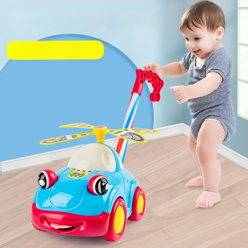 Ťahané detské autíčko s dvojitým ramenom, zvonček a pohyblivé oči; plastová konštrukcia; balené v sáčku; pre vek 4–6 rokov.