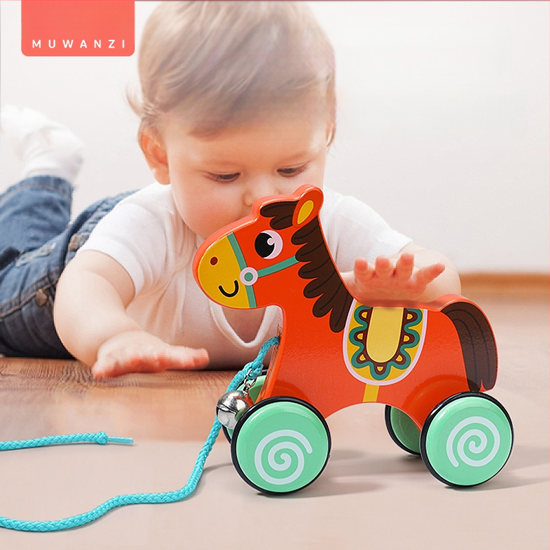 Drevená ťahacia chodítko hračka pre deti 4–6 rokov s motívom kresleného zvieraťa; materiál: drevo; značka: Big hand in small hand; rozvíja koordináciu ruka-oko