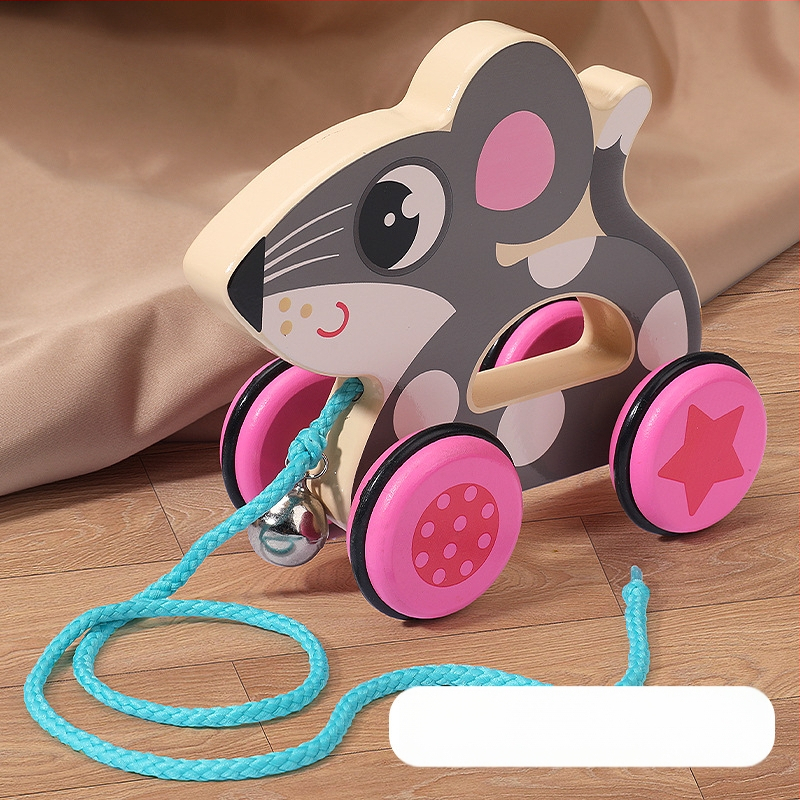 Drevená ťahacia chodítko hračka pre deti 4–6 rokov s motívom kresleného zvieraťa; materiál: drevo; značka: Big hand in small hand; rozvíja koordináciu ruka-oko