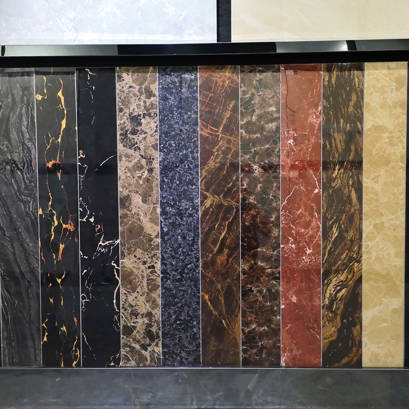 Glazúrovaná dlažba s imitáciou mramoru, vysoká hustota, nízka nasiakavosť (<0,5%), silná tepelná šoková odolnosť, vysoká pevnosť v tlaku.