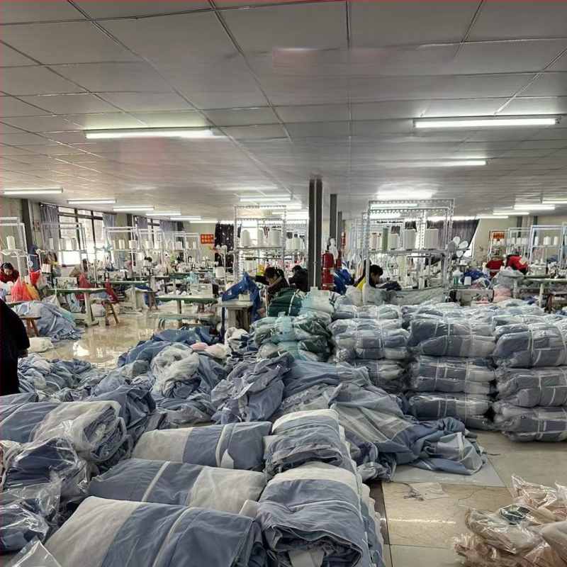 Záves na posteli so tri dverami, štýl zipsového stanu, moderný minimalistický dizajn; materiál polyester; rám z maľovaného železa; montáž je potrebná