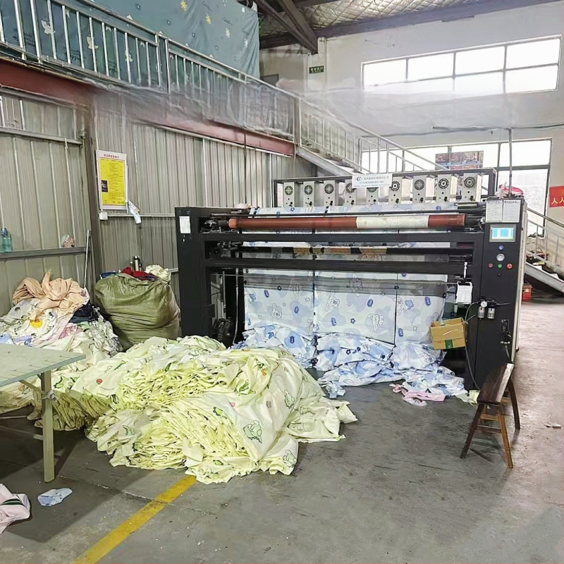 Záves na posteli so tri dverami, štýl zipsového stanu, moderný minimalistický dizajn; materiál polyester; rám z maľovaného železa; montáž je potrebná