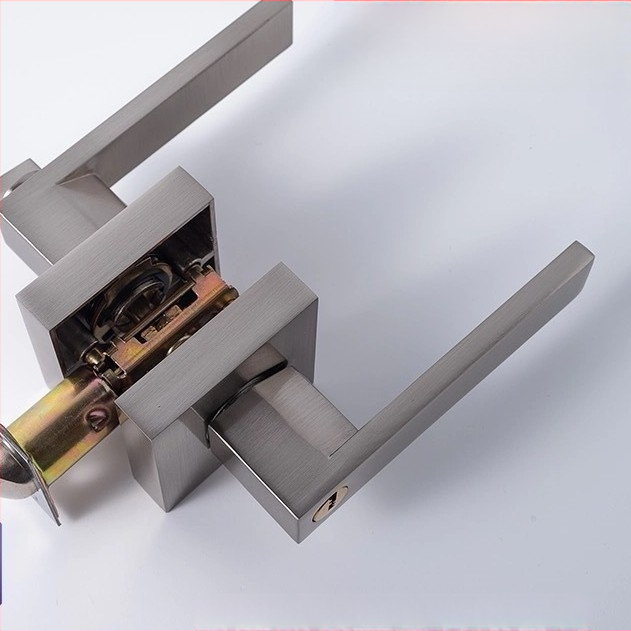 Zinková zliatina dverová zámka, typ guličkový zámok, model Ball lock tongue, vhodný pre drevené dvere, jednoduchý a odolný dizajn