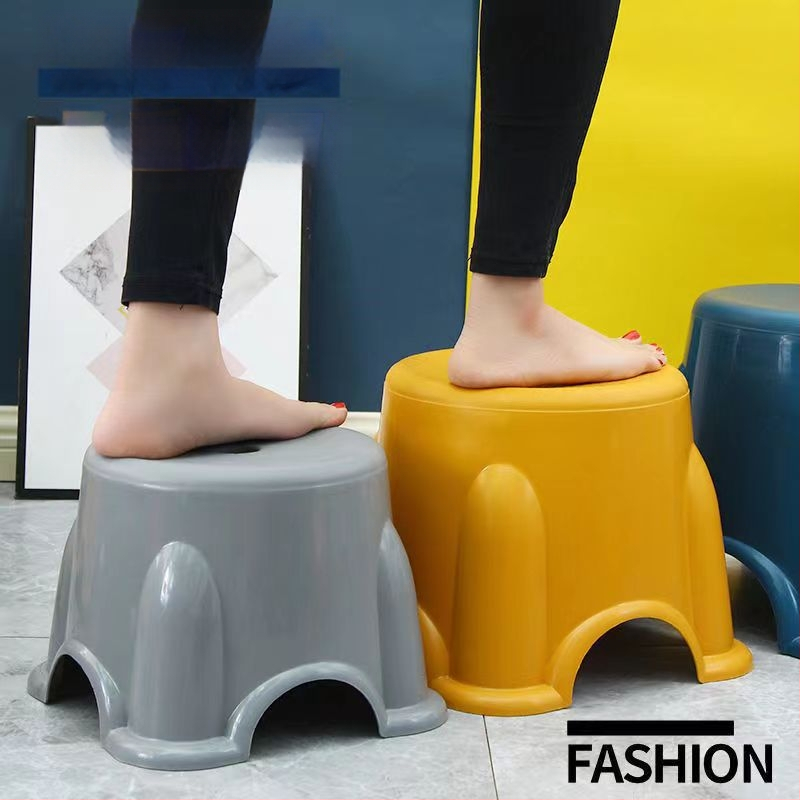 Sklápateľná plastová stolička do kúpeľne pre dospelých a deti