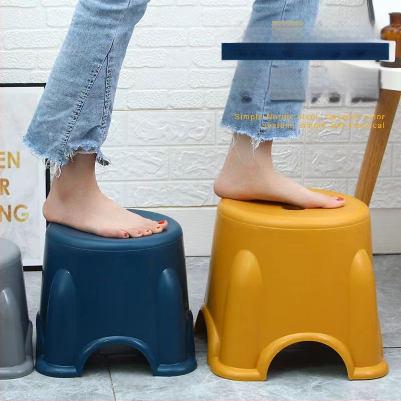 Sklápateľná plastová stolička do kúpeľne pre dospelých a deti