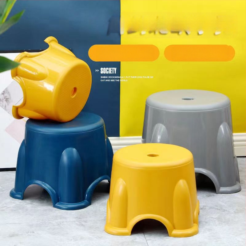 Sklápateľná plastová stolička do kúpeľne pre dospelých a deti