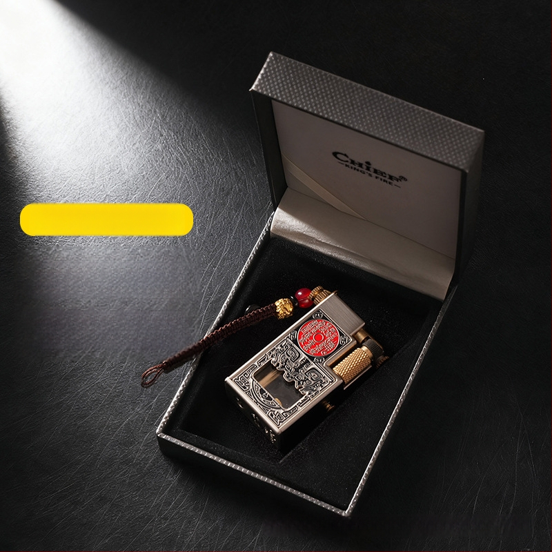 Kovový kerosénový zapaľovač s viečkom a bočným posuvným zapalovaním – prenášateľný, zberateľský, s potlačou loga