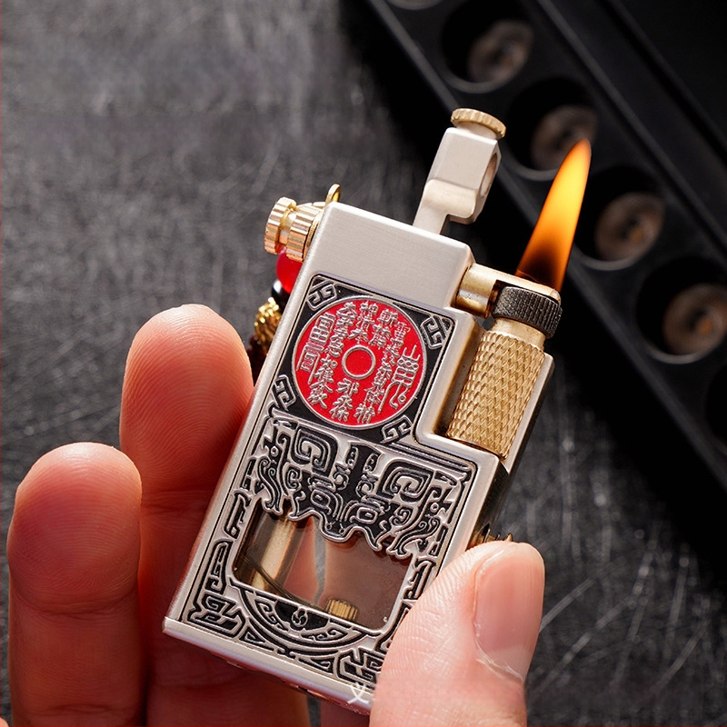 Kovový kerosénový zapaľovač s viečkom a bočným posuvným zapalovaním – prenášateľný, zberateľský, s potlačou loga