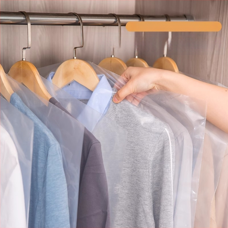 Ochranný obal proti prachu na oblečenie, PVC zosilnené, priehľadný, vhodný pre kabáty, bundy a obleky, domáce použitie