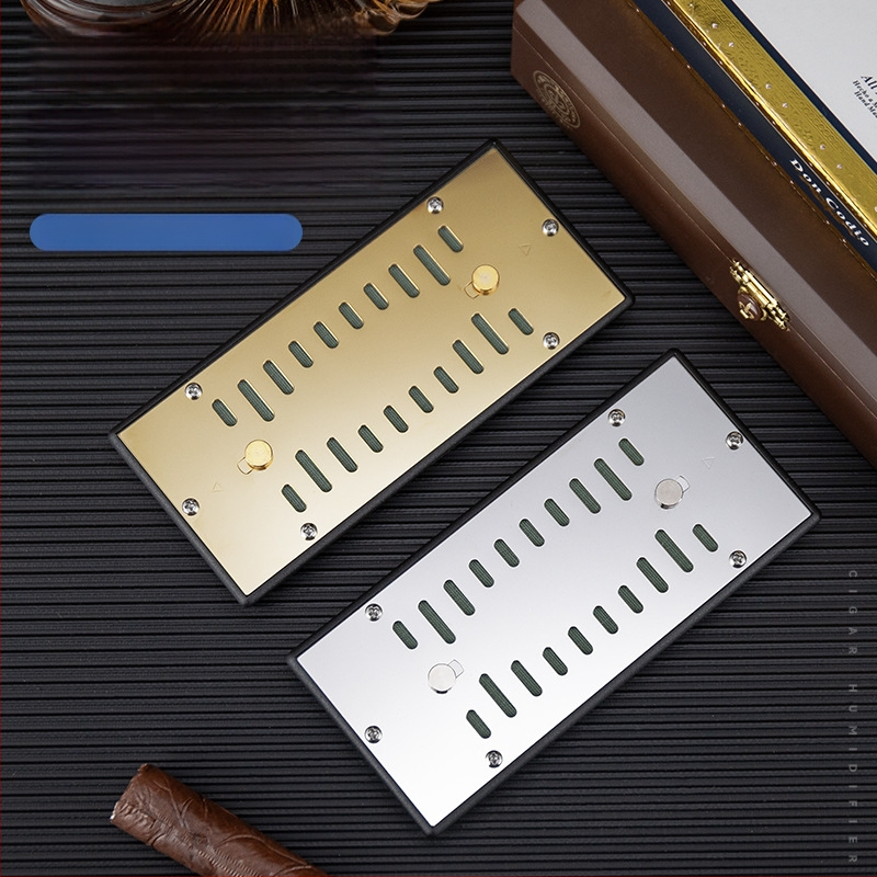 Zvlhčovač cigár a čaju, obdĺžniková schránka s kovovým krytom a vypínačom; materiál: plast + nerezová oceľ