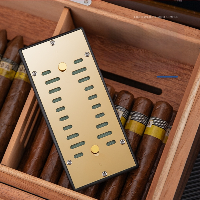 Zvlhčovač cigár a čaju, obdĺžniková schránka s kovovým krytom a vypínačom; materiál: plast + nerezová oceľ