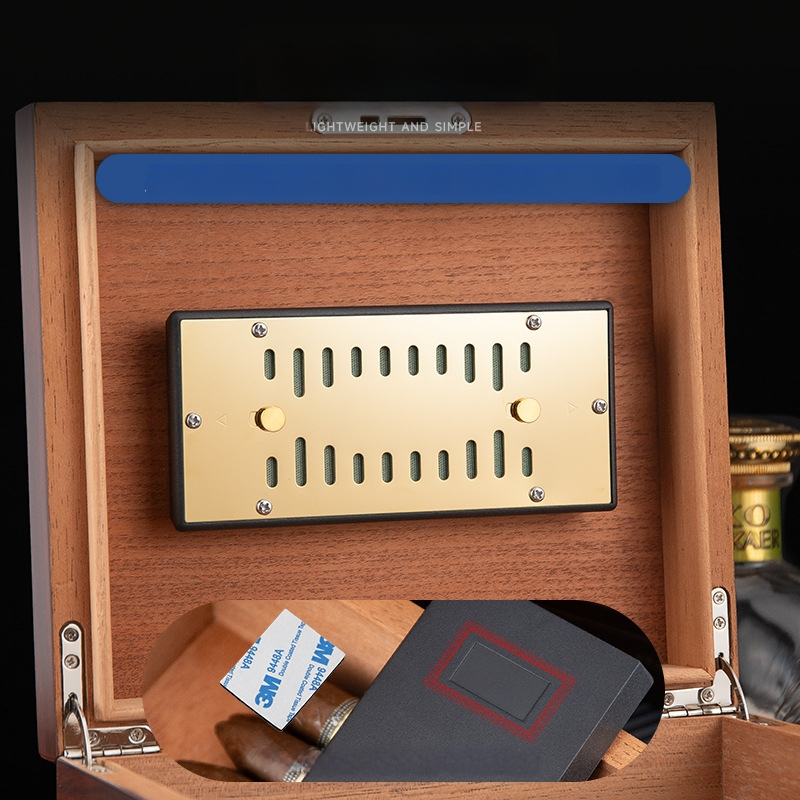 Zvlhčovač cigár a čaju, obdĺžniková schránka s kovovým krytom a vypínačom; materiál: plast + nerezová oceľ