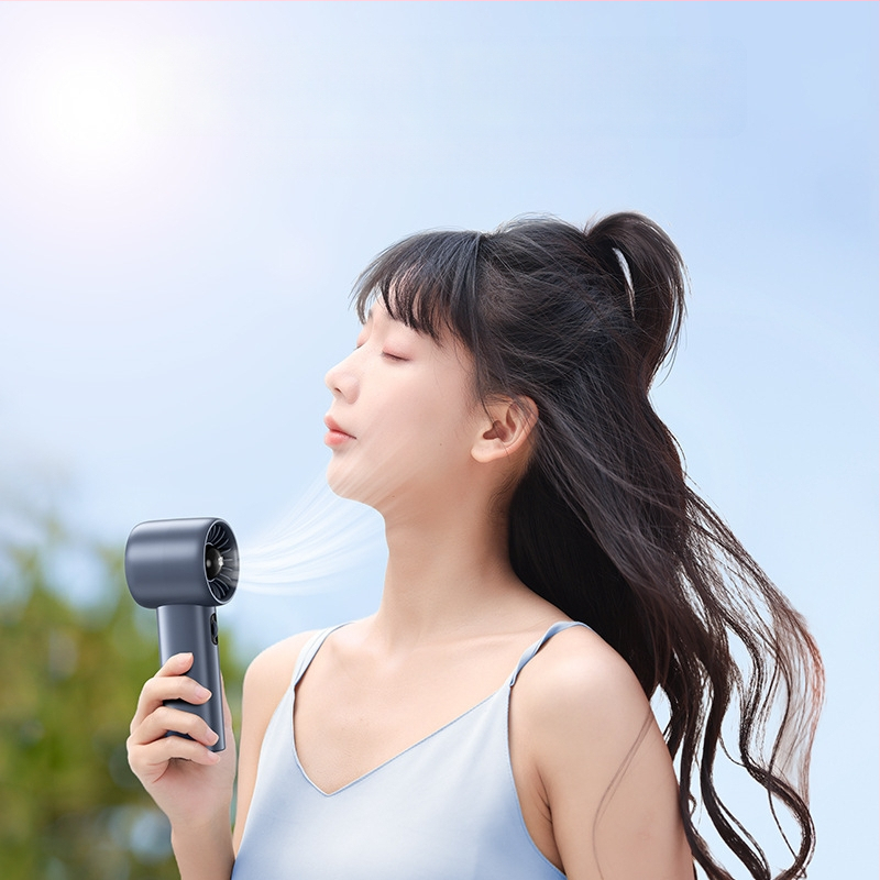 Ručný ventilátor s digitálnym displejom, bezkrokové nastavenie rýchlosti, vstavaná batéria a bezkomutátorový motor