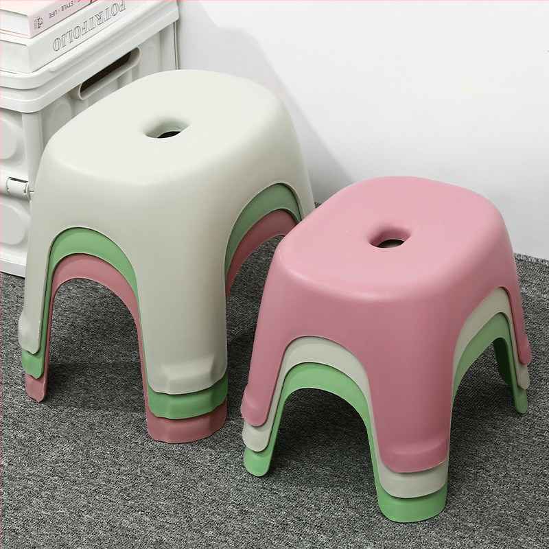 Plastová malá stolička do kúpeľne: protišmyková, zosilnená konštrukcia, odolná, kompaktná stolička na prezúvanie topánok