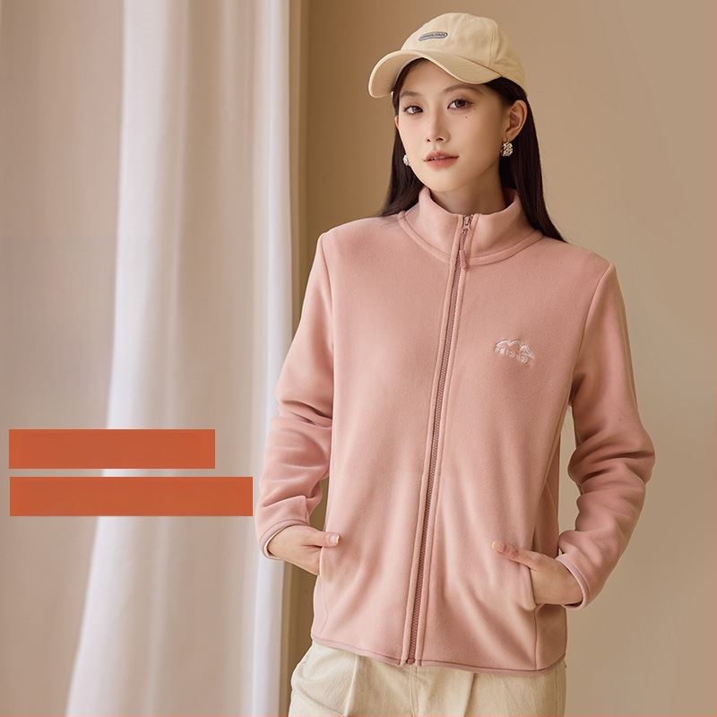 Dámska fleece bunda so zipsom a stojacim golierom; hrubý fleece; materiál: polyester s elastanom 90–95%; uzáver: zips; golier: stojaci; strih: slim fit