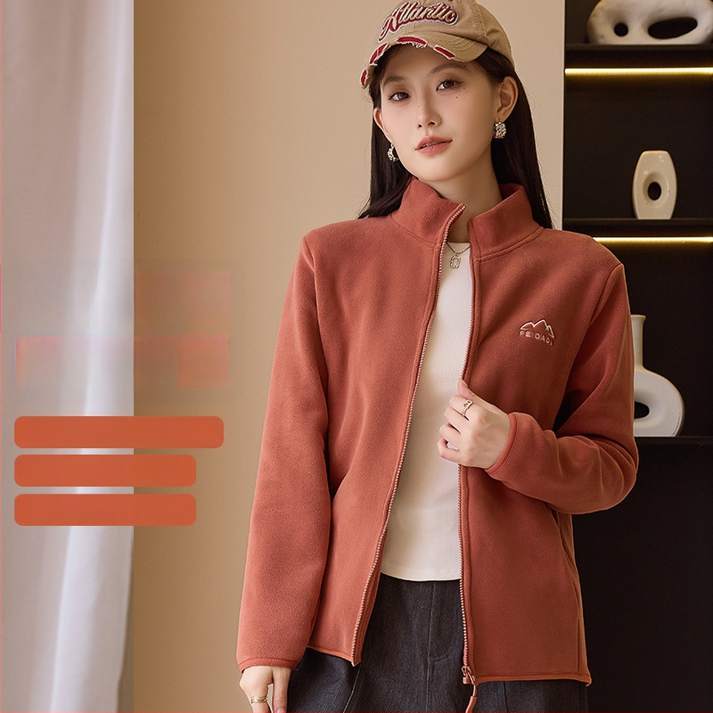 Dámska fleece bunda so zipsom a stojacim golierom; hrubý fleece; materiál: polyester s elastanom 90–95%; uzáver: zips; golier: stojaci; strih: slim fit