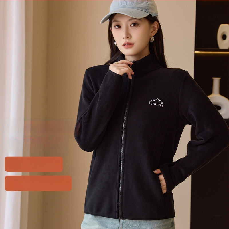 Dámska fleece bunda so zipsom a stojacim golierom; hrubý fleece; materiál: polyester s elastanom 90–95%; uzáver: zips; golier: stojaci; strih: slim fit