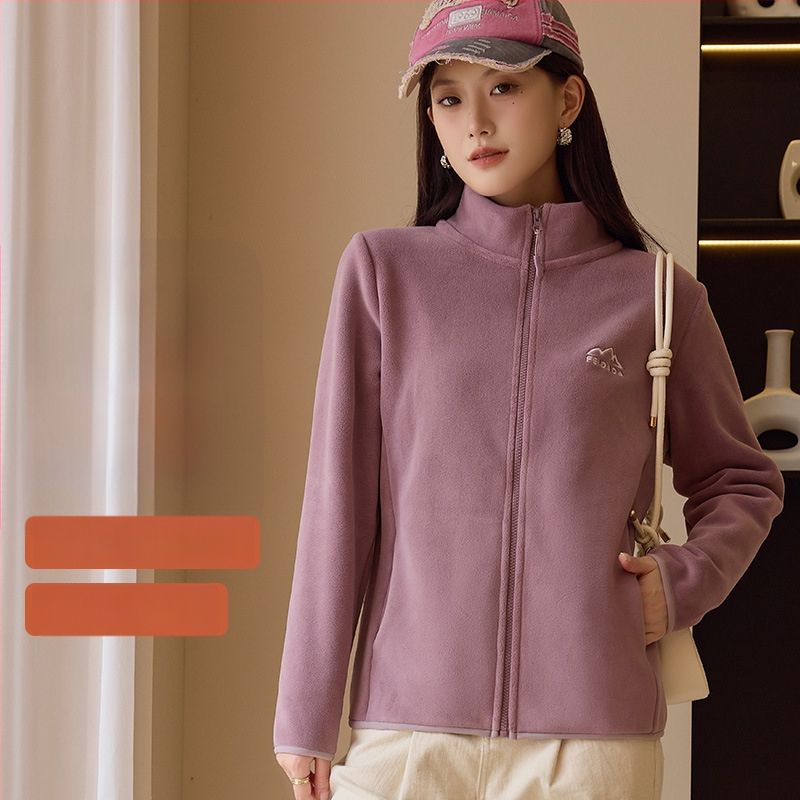 Dámska fleece bunda so zipsom a stojacim golierom; hrubý fleece; materiál: polyester s elastanom 90–95%; uzáver: zips; golier: stojaci; strih: slim fit