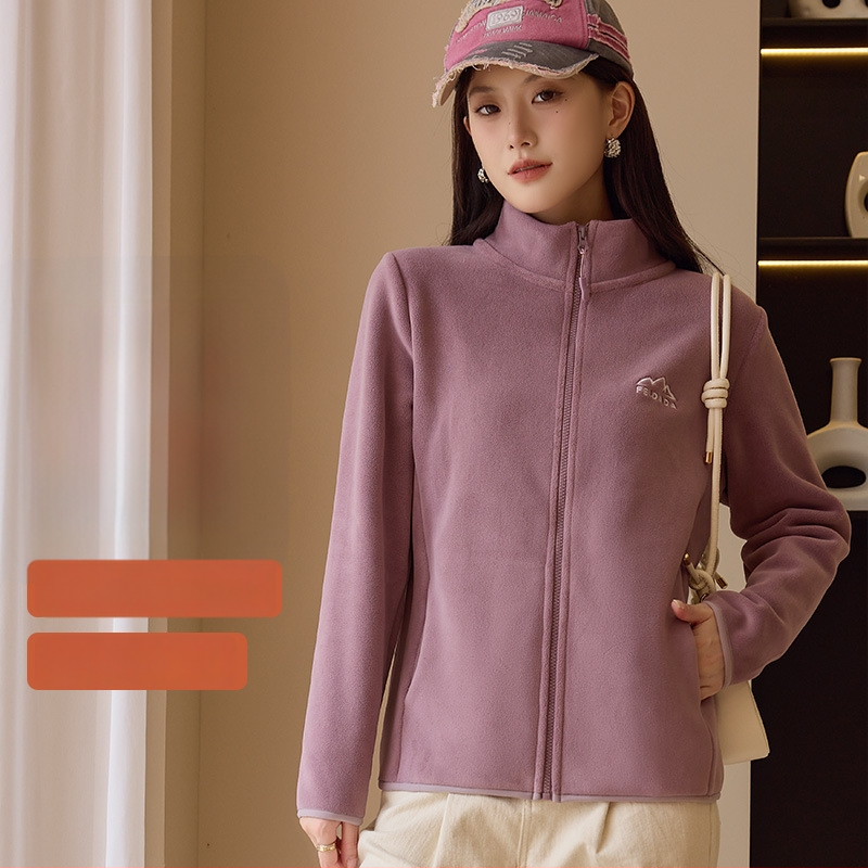 Dámska fleece bunda so zipsom a stojacim golierom; hrubý fleece; materiál: polyester s elastanom 90–95%; uzáver: zips; golier: stojaci; strih: slim fit