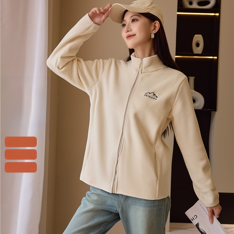 Dámska fleece bunda so zipsom a stojacim golierom; hrubý fleece; materiál: polyester s elastanom 90–95%; uzáver: zips; golier: stojaci; strih: slim fit