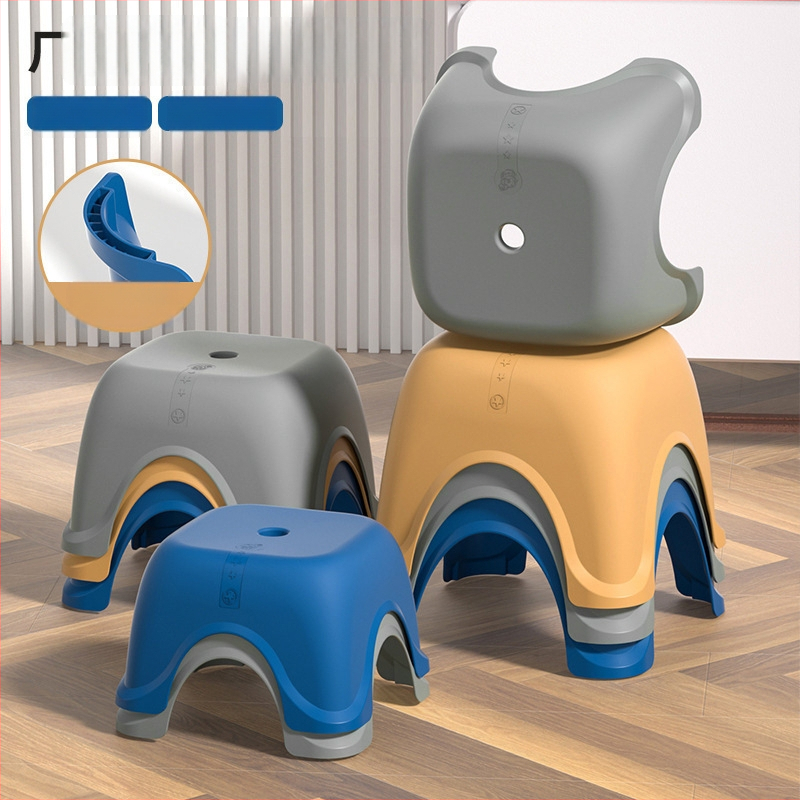 Stolička, minimalistický plastový štvorcový dizajn, nesklada sa; pôvod Jieyang; kód produktu 5096; cezhraničný vývoz: Áno; dovoz: Nie