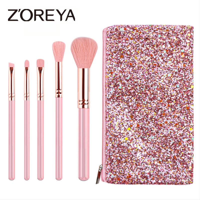 5-osaline meigipintsete komplekt läbipaistvate plastkäepidemetega, karvad nylon/sünteetilised kiud; kaasas pintseti kotiga; sisaldab silmameigi pintslit, silmalainerit, huulepintslit, jumestuspintslit ja pūderpintslit