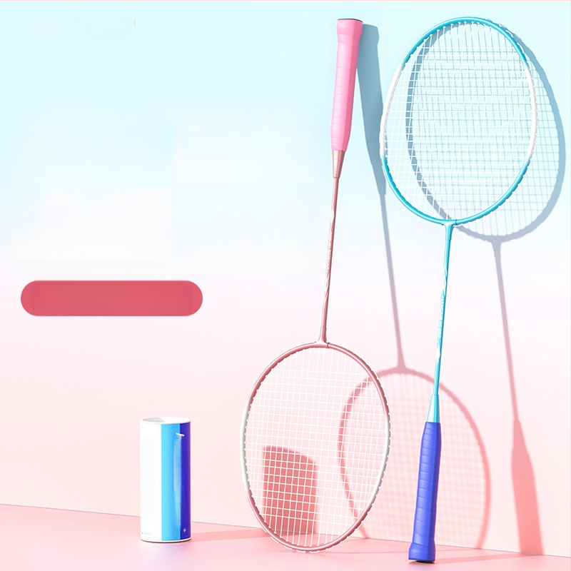 Hanchang sulamiga badmintoniraamiga komplekt algajatele – nailonist nöörid; sisaldab 2 raketit, 3 palli ja 1 kotti; kaal 95–100 g; käepideme paksus G1.