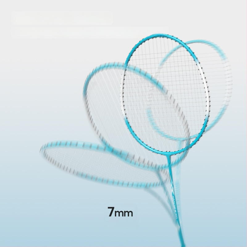 Hanchang sulamiga badmintoniraamiga komplekt algajatele – nailonist nöörid; sisaldab 2 raketit, 3 palli ja 1 kotti; kaal 95–100 g; käepideme paksus G1.