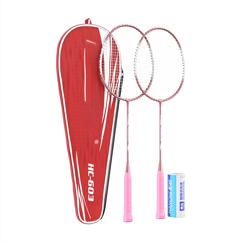 Hanchang sulamiga badmintoniraamiga komplekt algajatele – nailonist nöörid; sisaldab 2 raketit, 3 palli ja 1 kotti; kaal 95–100 g; käepideme paksus G1.