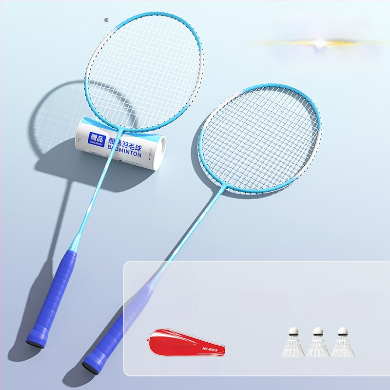 Hanchang sulamiga badmintoniraamiga komplekt algajatele – nailonist nöörid; sisaldab 2 raketit, 3 palli ja 1 kotti; kaal 95–100 g; käepideme paksus G1.