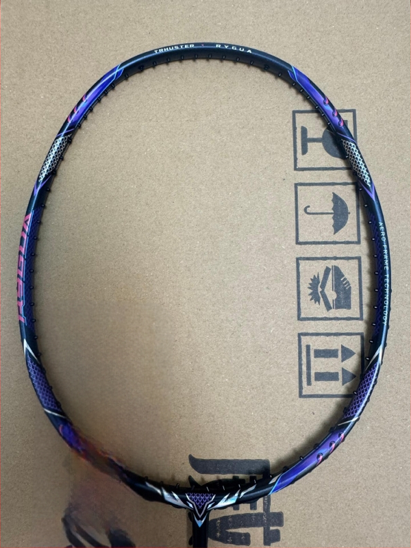 Badmintonireket – süsinikkiust raam, kaal 80–84 g, nailonist stringid, haare G5, sirge vars