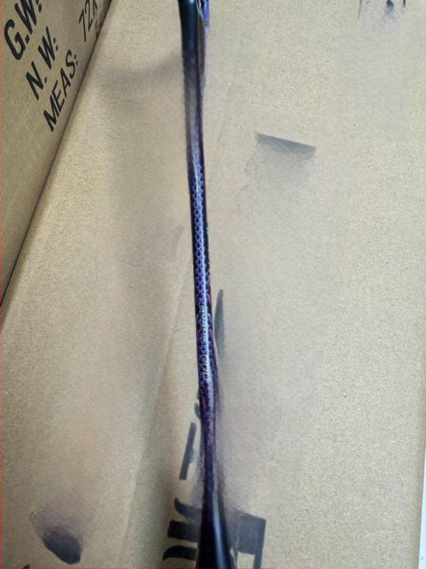 Badmintonireket – süsinikkiust raam, kaal 80–84 g, nailonist stringid, haare G5, sirge vars