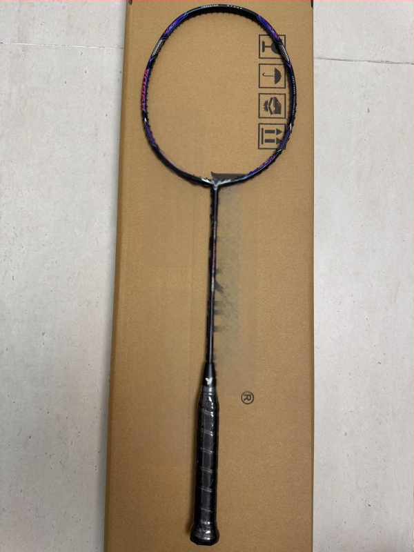 Badmintonireket – süsinikkiust raam, kaal 80–84 g, nailonist stringid, haare G5, sirge vars