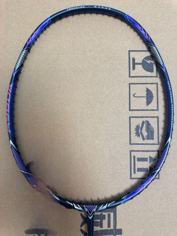 Badmintonireket – süsinikkiust raam, kaal 80–84 g, nailonist stringid, haare G5, sirge vars