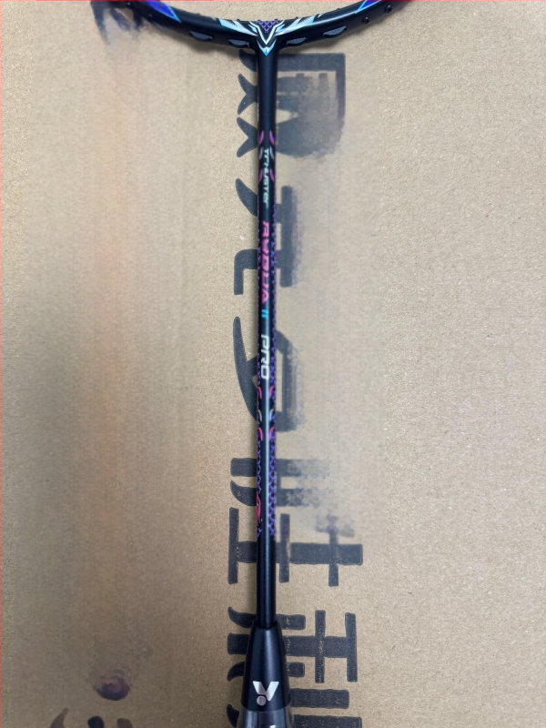 Badmintonireket – süsinikkiust raam, kaal 80–84 g, nailonist stringid, haare G5, sirge vars