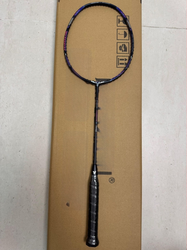 Badmintonireket – süsinikkiust raam, kaal 80–84 g, nailonist stringid, haare G5, sirge vars