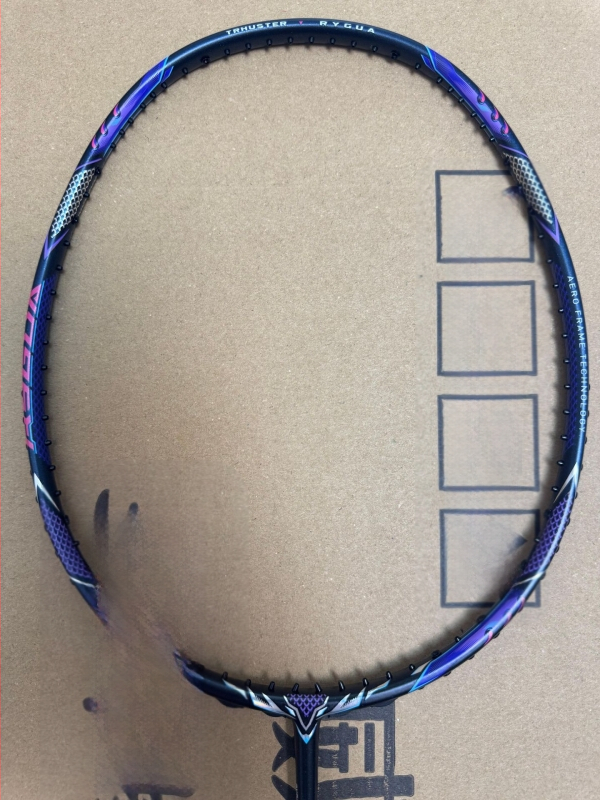 Badmintonireket – süsinikkiust raam, kaal 80–84 g, nailonist stringid, haare G5, sirge vars