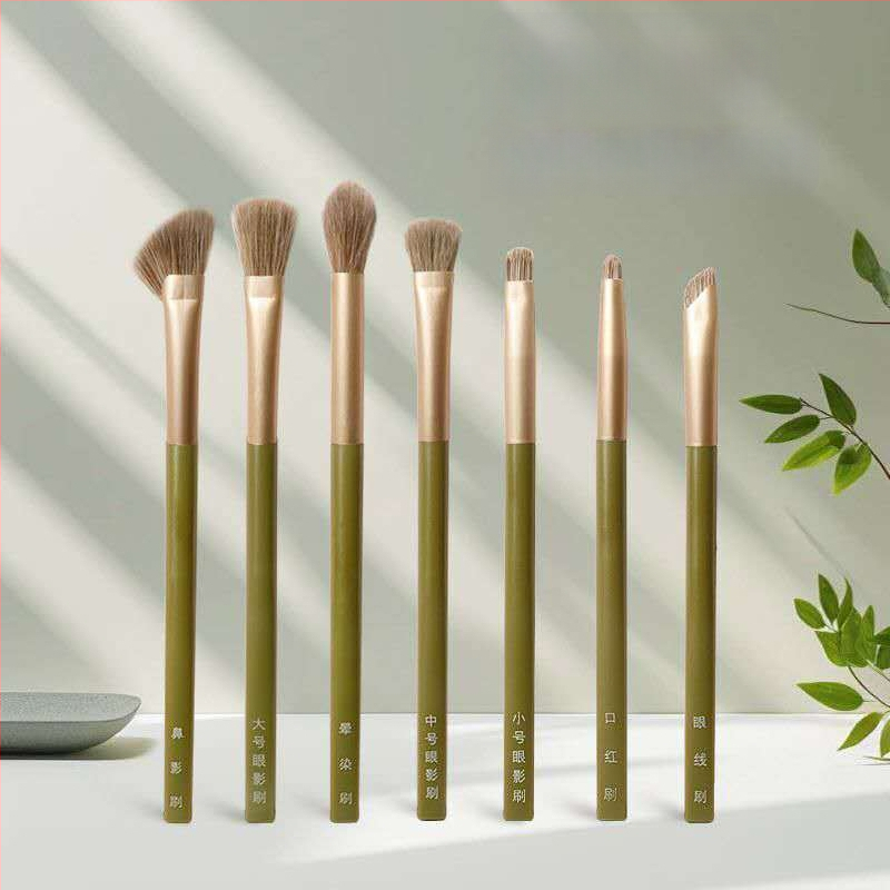 7-osaline meigiharja komplekt silmadele, sünteetiliste karvadega, kaasaskantav ja algajale sobiv; sisaldab eyeliner-harja, silma varju harja, nina kontūri harja ja heledust harja.