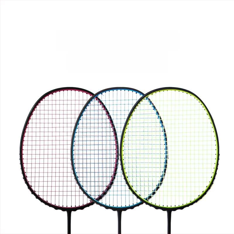Badmintonireket süsinikfiiberraamiga, kaal 80–84 g, käepideme paksus G5, sirge peaga, kiudse siidiga stringid