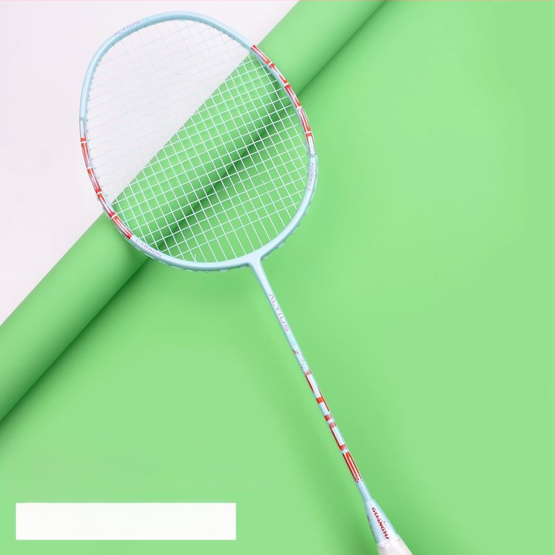 Badmintono raketė - anglies pluošto rėmas, svoris 80–84 g, rankenos storis G5, tiesus smūgis, vijų medžiaga Fiber Silk