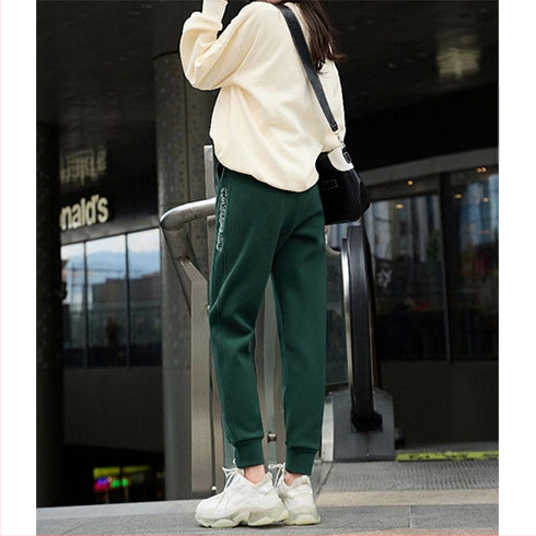 Naistele mõeldud fleece-voodriga fitness/jooga püksid, vaba lõige, 9/10 pikkus; kangas: kašmiirmišinis; koostis: 91,5% polüester, 8,5% spandeks; paksus: paks; vöö: elastne