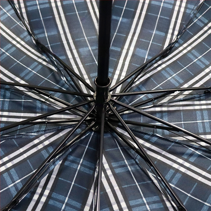 Trīsdēļu lietussargs diviem pieaugušajiem, poliestera audums, 10 tērauda ribas, tērauda stabs un rokturis, mehānisks atvērums, pretvējš, logotipa drukāšana un pielāgošana pieejama