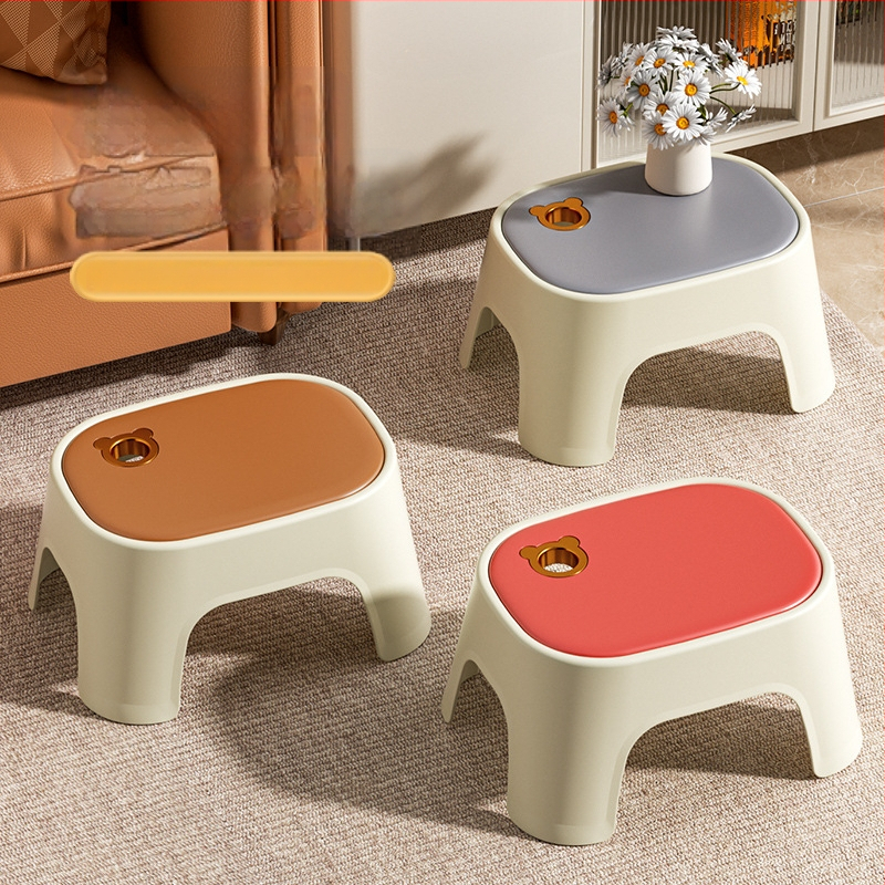 Plastikust taburet, mudel C4413A, mitte kokkupandav, koduseks kasutamiseks.